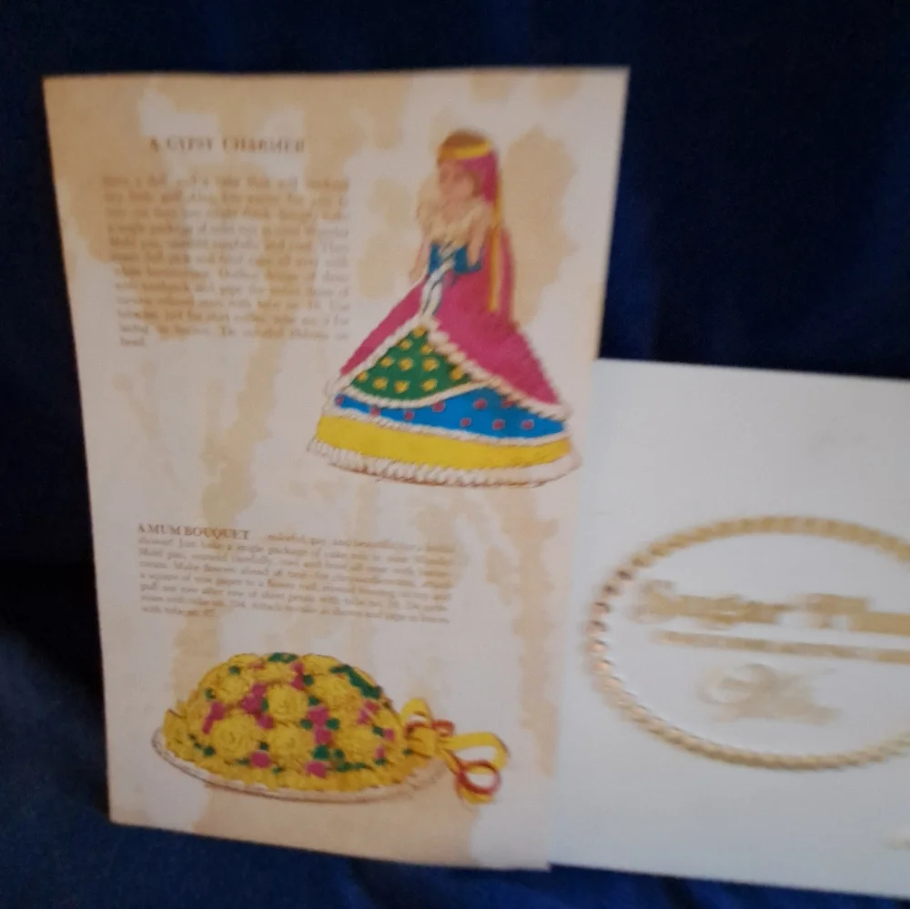 1970s Wilton Sugar Plum Decorating Set in White and Gold